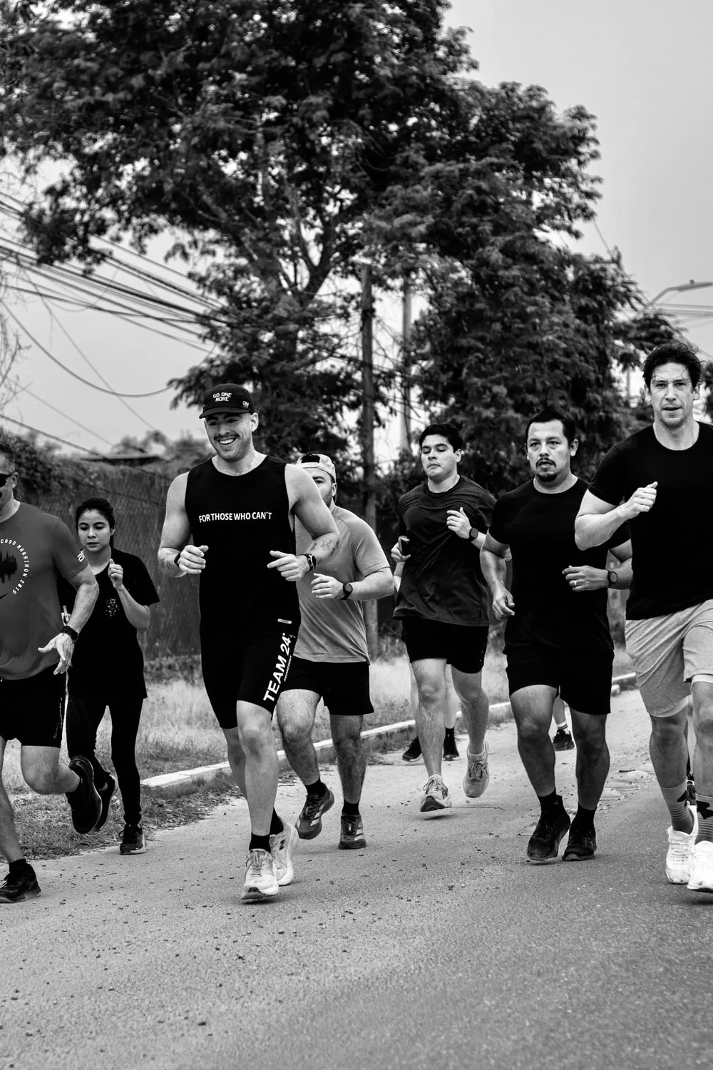 Grupo de corredores de Axion entrenando en la calle en Mérida