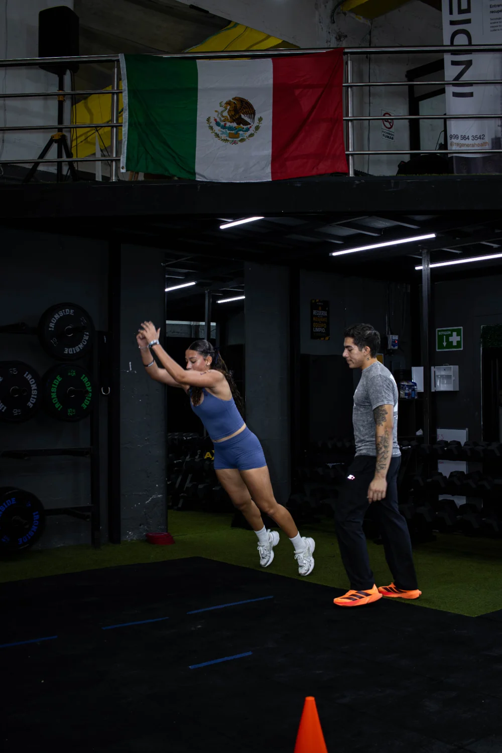 Participante entrenando acompañada en el gimnasio Axion