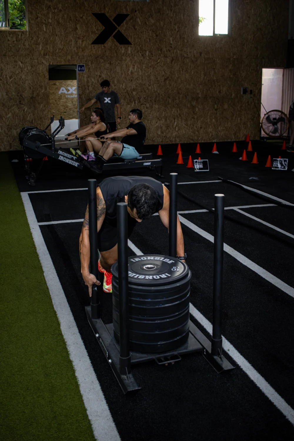 Entrenamiento con trineo en las pistas del gimnasio Axion