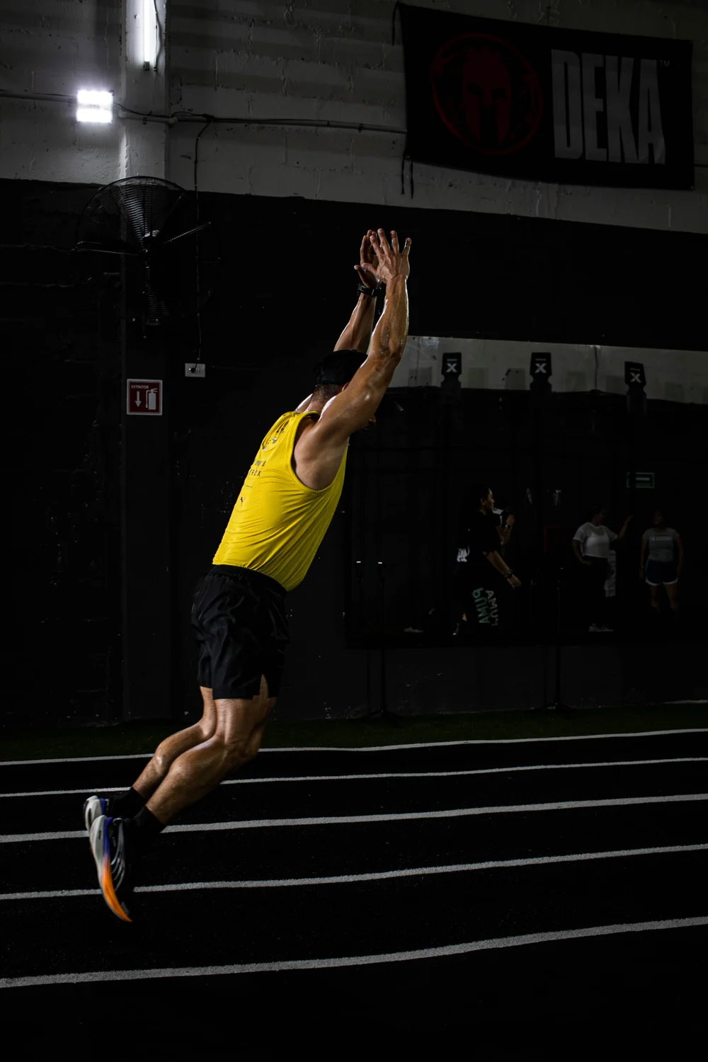 Participante realizando un salto en la pista de entrenamiento de Axion